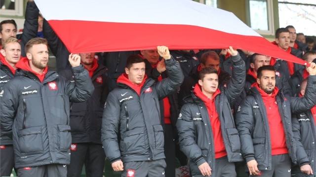 Piłkarze reprezentacji Polski w piątek rozpoczną czwarty mecz eliminacji do finałów Mistrzostw Świata w Rosji. Tym razem zagrają z Rumunią. To mecz ważny nie tylko z powodów sportowych.