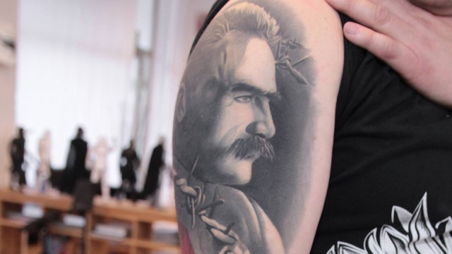 Nie tylko wywieszona flaga państwowa czy przypięty kotylion w dniu święta państwowego świadczą o patriotyzmie. Coraz większą popularność zdobywają również tatuaże z narodowymi symbolami.