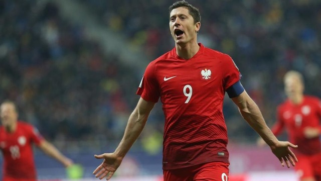 Po piątkowym meczu z Rumunią Robert Lewandowski awansował na podium najlepszych napastników w historii Polski.