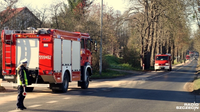 Cztery zastępy straży pożarnej usuwały półkilometrową plamę ropy w Połczynie Zdroju na drodze wojewódzkiej numer 163.