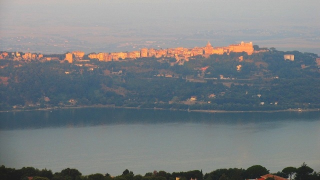 Na dnie jeziora Albano w pobliżu Castel Gandolfo, gdzie znajduje się letnie miejsce wypoczynku Ojca Świętego, leżą dziesiątki niewybuchów z czasów II Wojny Światowej.
