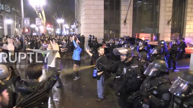 Trzeci dzień w Stanach Zjednoczonych odbywają się protesty przeciwko Donaldowi Trumpowi, który w ostatni wtorek został wybrany na 45 prezydenta USA.
