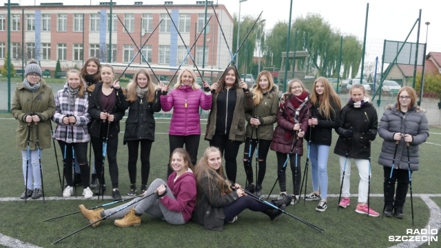 Uczniowie, nauczyciele i rodzice wspólnie spędzają weekendy i to w aktywny sposób. Szczecińskie Gimnazjum nr 20 rozpoczęło cykl treningów nordic walking. Ich celem jest zmniejszenie dystansu między kadrą, a młodzieżą i ich opiekunami.