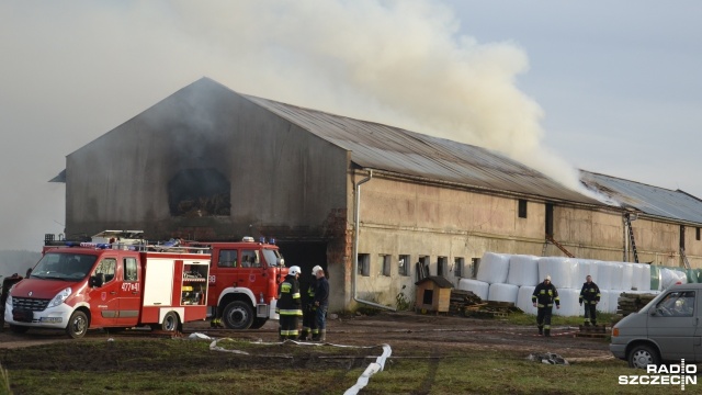 Pożar budynku gospodarczego w miejscowości Drozdowo pod Kołobrzegiem. Na miejscu pojawiło się 11 zastępów straży pożarnej. W akcji uczestniczy 35 strażaków.