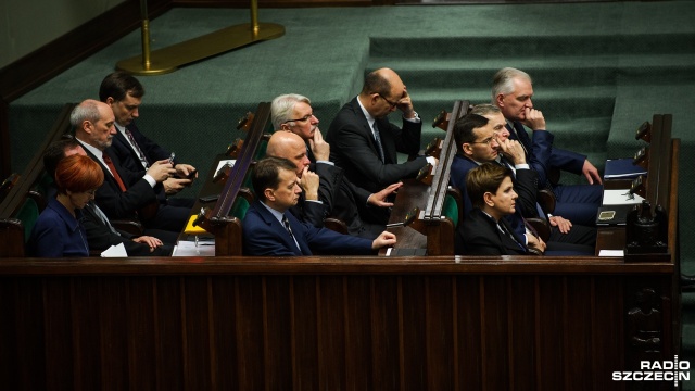 Zachodniopomorscy politycy komentowali rok rządu Beaty Szydło. Zdaniem premier, rząd może pochwalić się sporą liczbą zrealizowanych obietnic, takich jak: Program Rodzina 500, wprowadzenie darmowych leków dla seniorów czy najnowszym projektem - obniżeniem wieku emerytalnego.