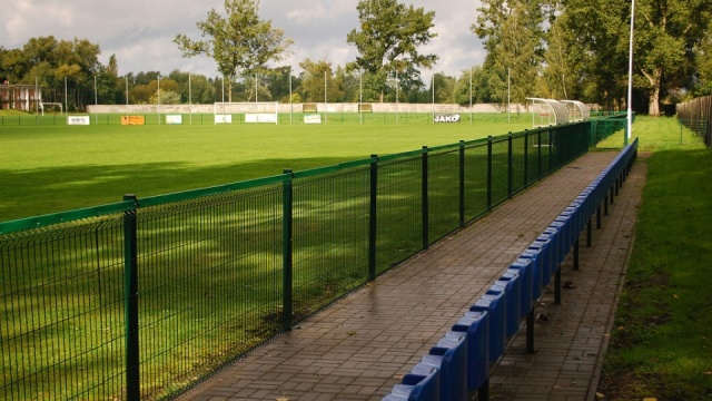 Zakończyła się instalacja sztucznego oświetlenia na boisku piłkarskim przy ul. Stołczyńskiej w Szczecinie. Dzięki tej inwestycji zawodnicy III-ligowego Świtu Skolwin mogą trenować także wieczorami.
