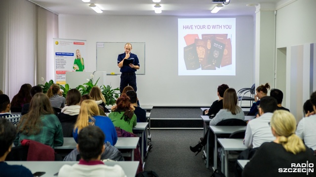 Nie wdawajcie się w bójki, wybierajcie bezpieczne puby, nie chodźcie samemu i nie stwarzajcie wrażenia, że jesteście bezbronni - takie rady ma policja dla zagranicznych studentów przebywających w Szczecinie.
