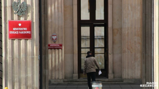 Ponad tysiąc osób: w tym nauczyciele, rodzice i dyrektorzy szkół z regionu wyjechali na protest do Warszawy. Nie zgadzają się na proponowaną reformę edukacji.
