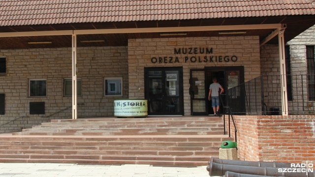 Mogą być włoskie i laskowe, koniecznie w łupinach - Muzeum Oręża Polskiego w Kołobrzegu zbiera orzechy.