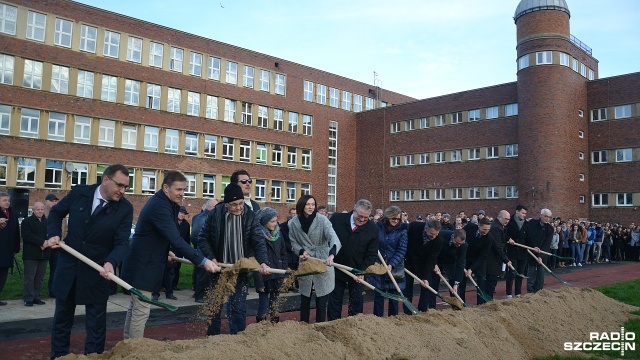 Kołobrzeg rozpoczyna budowę stadionu lekkoatletycznego. W poniedziałek wraz symbolicznym wbiciem łopaty oficjalnie ruszyły prace na obiekcie przy Liceum im. Mikołaja Kopernika.