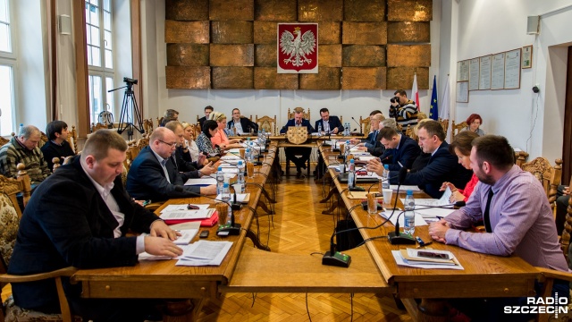 Radni Nowogardu odwlekają obniżkę opłat za wywóz odpadów komunalnych. W środę podczas sesji rozpatrzenie obywatelskiego projektu uchwały w tej sprawie zostało niemal jednogłośnie przełożone na luty.