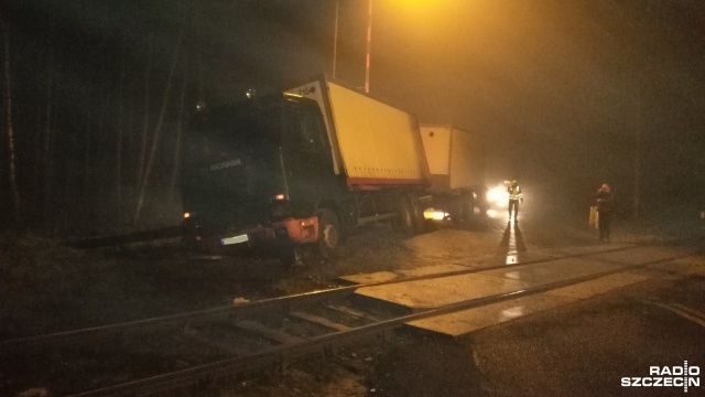 Samochód ciężarowy wpadł w poślizg i zatrzymał się tuż przy torach kolejowych w miejscowości Podborsko pod Białogardem. Do zdarzenia doszło w czwartek ok. godz. 4.