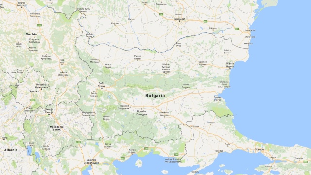 Tysiące mieszkańców bułgarskiego ośrodka dla uchodźców w Charmanli starło się z policją i żandarmerią. Tłum rzuca kamieniami i podpala budynki - podaje portal niezależna.pl.