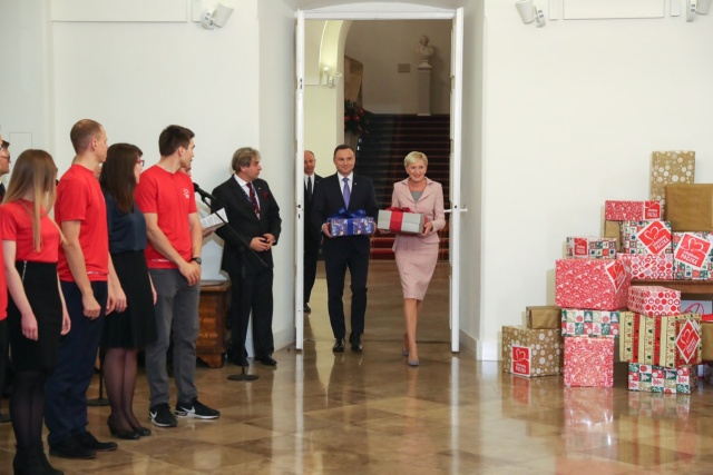 Para prezydencka Andrzej Duda i Agata Kornhauser-Duda przekazali w czwartek prezenty dla wybranej przez siebie rodziny w ramach akcji Szlachetna paczka - podaje portal wpolityce.pl.