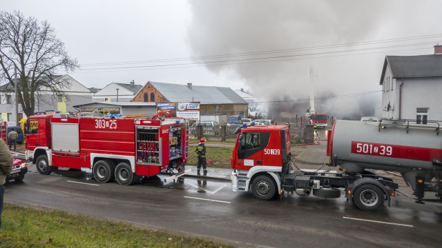 Pożar stolarni. Kłęby dymu na Krzekowie [WIDEO, ZDJĘCIA, NOWE]