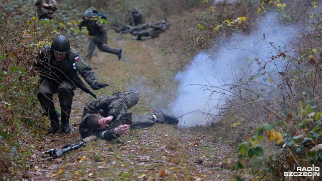 Zajęcia z medycyny pola walki, szkolenie z zagrożeń terrorystycznych oraz taktyka zielona to elementy XV Zgrupowania Taktycznego Obrony Terytorialnej Gwardii Narodowej Bielik-16, które odbywa się w ten weekend w Podgrodziu koło Nowego Warpna.