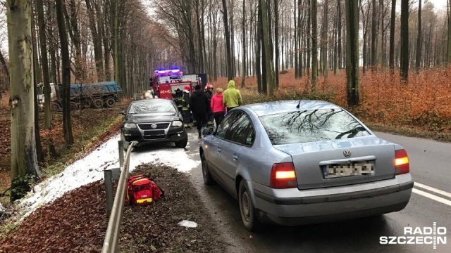 Dwie kobiety trafiły do szpitala po wypadku w miejscowości Rybokarty. To powiat gryficki, droga wojewódzka nr 105 między Gryficami a Świerznem.