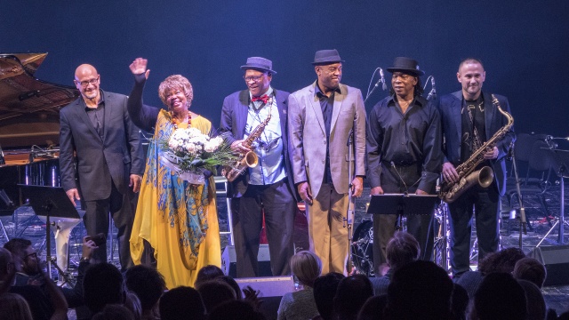 W niedzielę wieczorem w Teatrze Dramatycznym w Warszawie odbył się finał Europejskich Targów Muzycznych Co Jest Grane. Wystąpili na nim Sylwester Ostrowski i Debora Brown, premierowo wykonując utwory z płyty Kansas City Here i Come saksofonisty ze Szczecina i wokalistki jazzowej z Kansas.