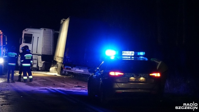 Kierowca osobowego Audi, z nieustalonych jeszcze przyczyn, zjechał na przeciwległy pas jezdni i uderzył w samochód ciężarowy. Do zdarzenia doszło w poniedziałek po południu na drodze wojewódzkiej nr 162, na wysokości miejscowości Kopydłówko.