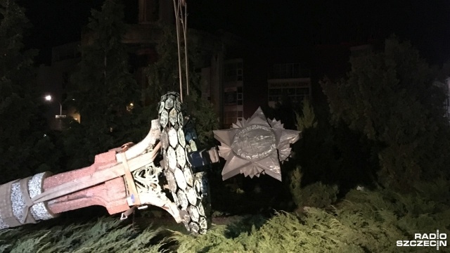 Czerwona gwiazda i wieniec usunięte z Radzieckiej Kolumny Zwycięstwa w Stargardzie. We wtorek w nocy odcięto część pomnika, która groziła zawaleniem.