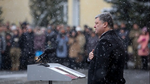 Sytuacja w Zagłębiu Donieckim, reformy i polityka historyczna - to główne tematy piątkowych rozmów prezydentów Polski i Ukrainy w Warszawie.