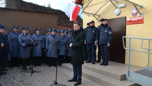 Minister Mariusz Błaszczak wziął udział w otwarciu posterunku w niespełna sześciotysięcznej miejscowości w Powiecie Kołobrzeskim. Służyć tu będzie pięciu policjantów.