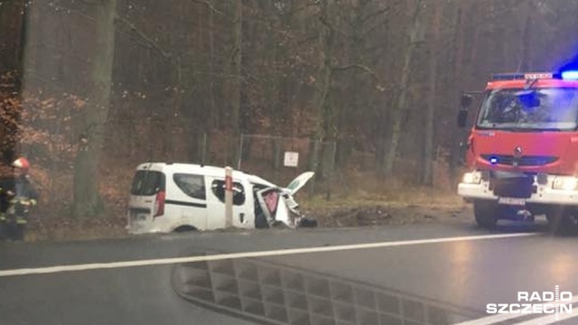 Na odcinku drogi krajowej nr 3 między Dargobądzem a Międzyzdrojami kierujący samochodem osobowym wpadł w poślizg, wypadł z jezdni, a jego auto dachowało.