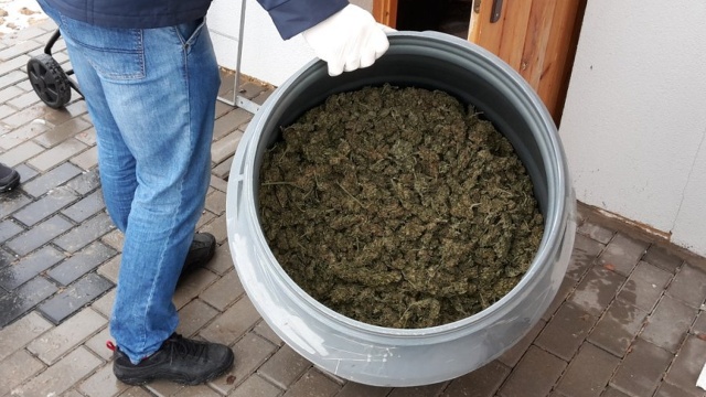 Pierwszą w Polsce profesjonalną fabrykę haszyszu wykryli i zlikwidowali policjanci Centralnego Biura Śledczego. Manufakturę na posesji odziedziczonej po dziadku prowadzili dwaj bracia: 37-letni Artur G. i rok młodszy Daniel G., mieszkańcy Białej Podlaskiej.