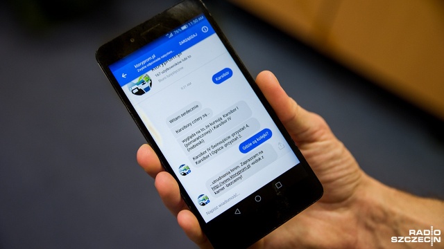 Rozmowa z wirtualnym doradcą pomoże ominąć kolejki na przeprawach promowych w Świnoujściu. Program w aplikacji messenger stworzył mieszkaniec Świnoujścia.