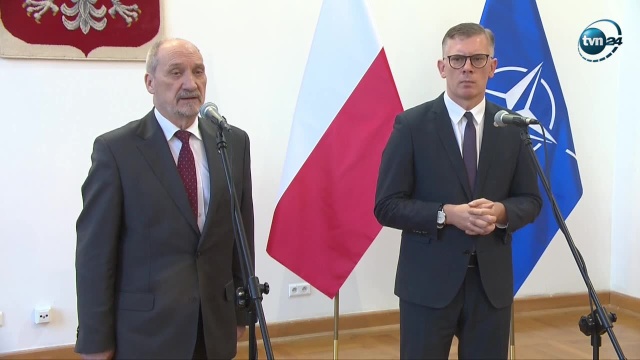 Wojciech Jaruzelski i Czesław Kiszczak stracą stopnie generalskie - poinformował szef Ministerstwa Obrony Narodowej na konferencji prasowej zorganizowanej w dniu 35. rocznicy wprowadzenia w Polsce stanu wojennego.