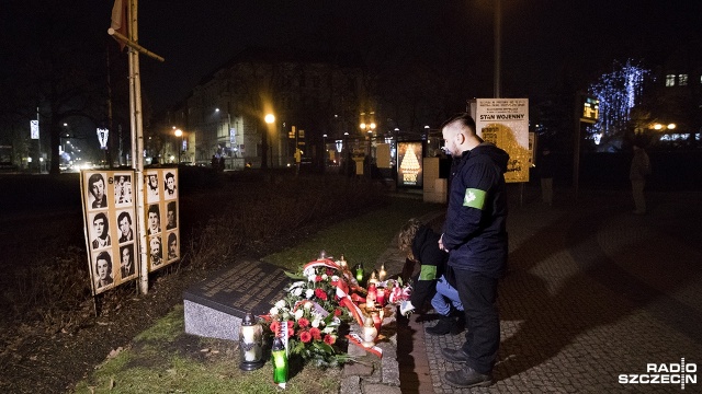 Pootwierane szafki, przygotowane listy niewygodnych pracowników. Tak wspomina poniedziałek po wybuchu stanu wojennego jeden z pracowników stoczni im. Adolfa Warskiego, który brał udział we wtorkowej uroczystości złożenia kwiatów na Placu Grunwaldzkim przed tablicą upamiętniającą ofiary stanu wojennego.