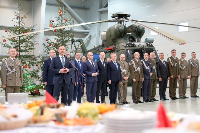 Prezydent Andrzej Duda wziął udział w wigilijnym spotkaniu z żołnierzami Wojska Polskiego. Spotkanie odbyło się na terenie 7 dywizjonu lotniczego w Nowym Glinniku pod Tomaszowem Mazowieckim.
