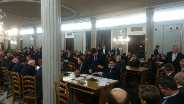 W głosowaniu wzięło udział 236 posłów. Za było 234, przeciw 2, nikt się nie wstrzymał.