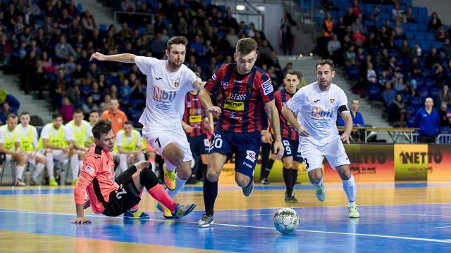 Halowi piłkarze Pogoni 04 Szczecin doznali porażki w ostatnim tegorocznym meczu w ekstraklasie futsalu.