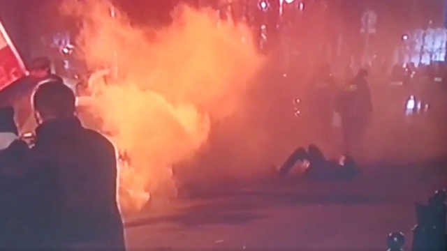 Policja w nocy z piątku na sobotę pomagała wydostać się z Sejmu parlamentarzystom Prawa i Sprawiedliwości. Gmach był blokowany przez sympatyków opozycji.