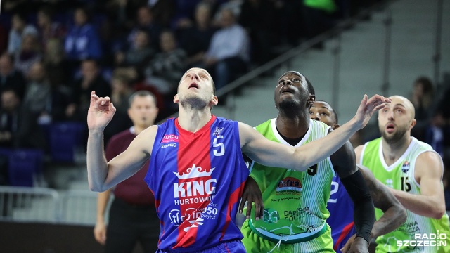 Koszykarze drużyny King Szczecin lepsi od MKS-u Dąbrowa Górnicza w Polskiej Lidze Koszykówki. Ekipa trenera Marka Łukomskiego wygrała 82:79 w ostatnim w tym roku ligowym meczu rozegranym w hali Azoty Arena.
