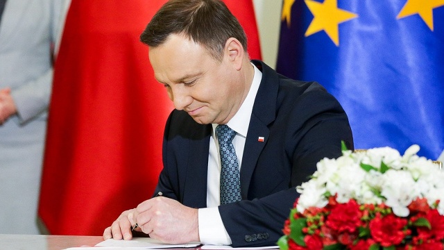 Prezydent po złożeniu podpisu podkreślał, że ustawa obniżająca wiek emerytalny to zrealizowanie jednej z głównych obietnic wyborczych.