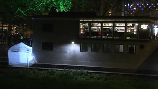 Zamachowiec w poniedziałkowy wieczór zaczął strzelać do modlących się osób. Ranił trzy z nich - informuje PAP.