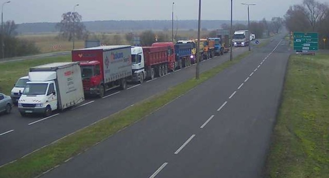 Korek przed karsiborską przeprawą w kierunku Świnoujścia sięga chwilami kilometra.