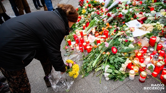 Niemcy i nie tylko upamiętniają ofiary poniedziałkowego zamachu terrorystycznego. Wszystkie bożonarodzeniowe jarmarki są zamknięte.