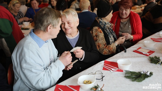 Blisko 400 samotnych, bezdomnych i ubogich mieszkańców Szczecina zasiadło w środę do wigilijnego stołu w Domu Kultury Słowianin.
