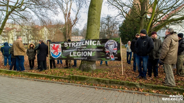Spór na sali w sprawie strzelnicy w Bielkowie - tak było na sesji stargardzkiej rady powiatu. Do tego pod budynkiem starostwa zgromadziła się grupa około 20 zwolenników obiektu.