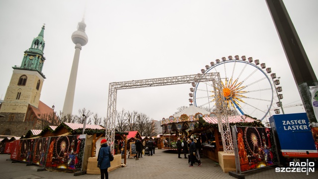 Po dwóch dniach od ataku terrorystycznego, Berlin powoli wraca do normalnego życia. W stolicy Niemiec znów otwarto prawie 60 bożonarodzeniowych jarmarków. Tylko ten w dzielnicy Charlottenburg, gdzie doszło do zamachu, jest zamknięty, ogrodzony i pilnowany przez specjalne oddziały policji.