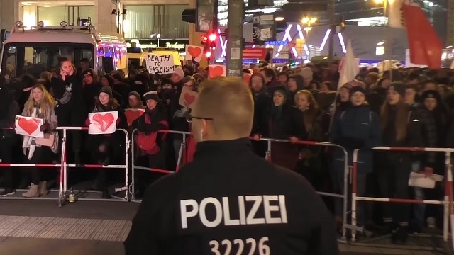 W miejscu poniedziałkowego zamachu terrorystycznym, w którym zginęło o 12 osób, zebrał się kilkusetosobowy tłum.