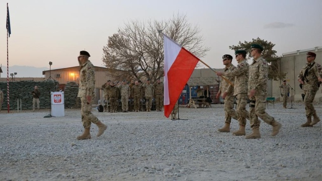 Szef MON ze świąteczną wizytą u żołnierzy pełniących misje w Kuwejcie i Afganistanie. Minister Antoni Macierewicz, tuż przed świętami Bożego Narodzenia, przyleciał najpierw do kuwejckiej bazy Al-Jaber, gdzie stacjonują piloci i obsługa naziemna samolotów F-16.