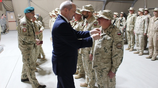 Minister Obrony Narodowej Antoni Macierewicz wraz z dziennikarzami odwiedzili bazę lotniczą w Kuwejcie, gdzie stacjonują polscy żołnierze.