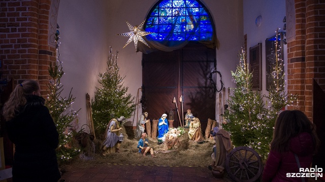 Jest duża, przestronna, można do niej wejść i zaśpiewać kolędy przy świętej rodzinie.