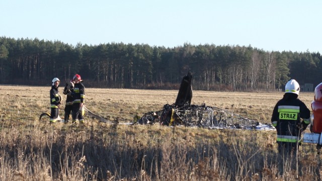 Samolot rozbił się w Zegrzu Pomorskim [WIDEO, ZDJĘCIA]
