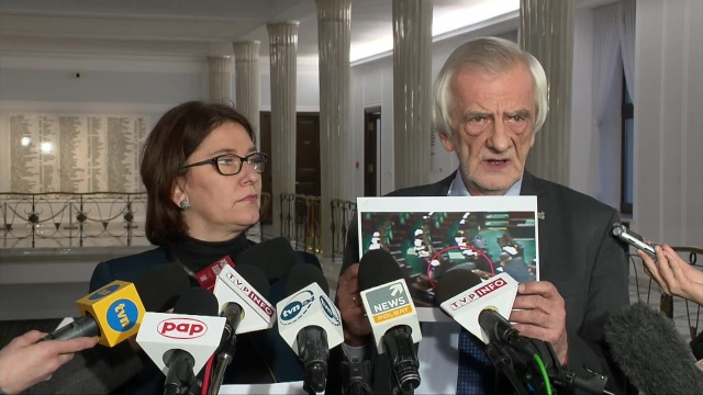 O grzebanie w cudzych rzeczach, pozostawionych w sali posiedzeń, oskarżają kolegów z opozycji posłowie PiS. Szef klubu Prawa i Sprawiedliwości Ryszard Terlecki - na dowód - pokazuje filmy ze strony internetowej Sejmu.