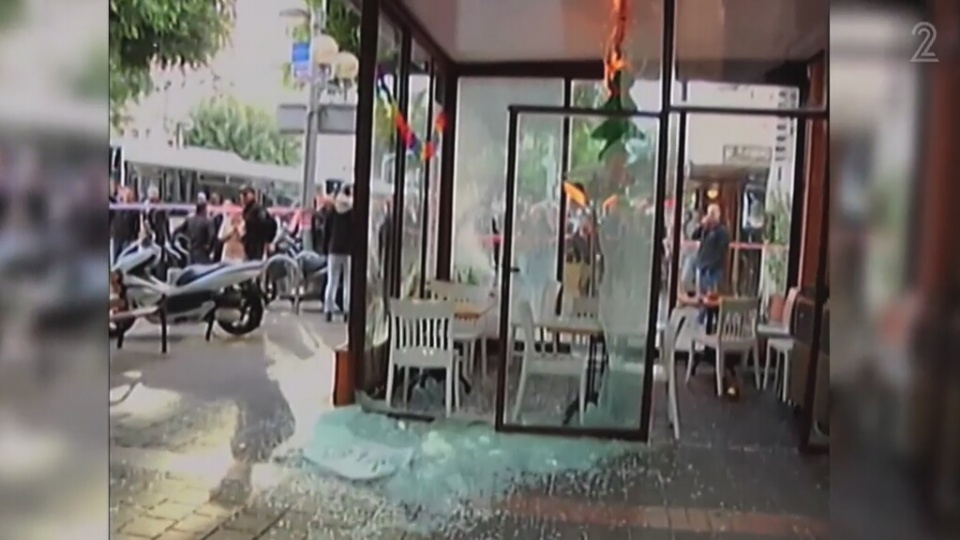 Nieznany napastnik otworzył ogień przed centrum handlowym w Tel Awiwie w Izraelu. Fot. IL CHANNEL 2/x-news